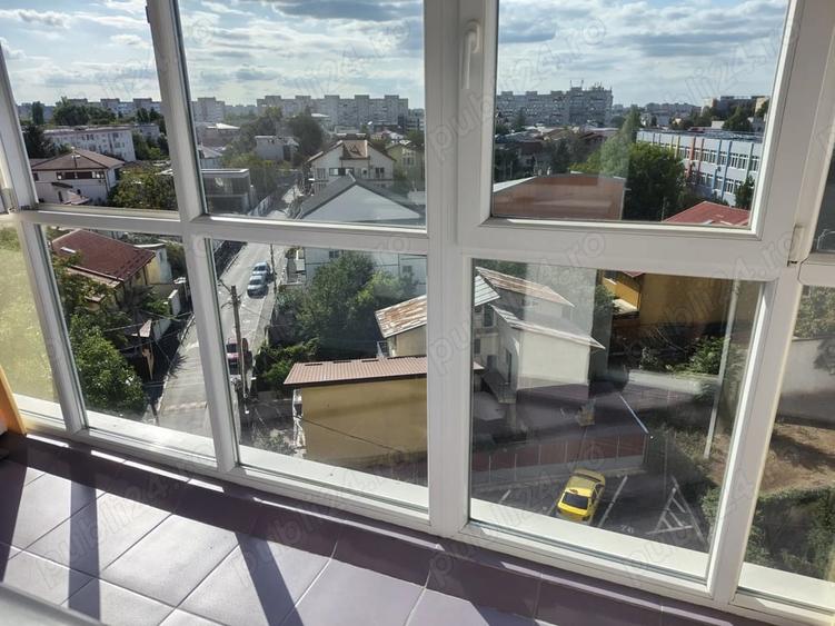 Apartament cu 3 camere semidecomandat în Berceni