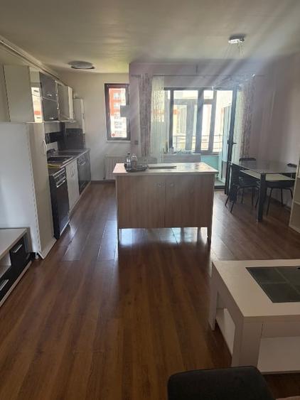 Apartament cu 3 camere decomandat, mobilat în Păcii
