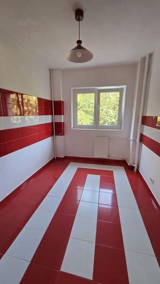 Apartament cu 4 camere semidecomandat în Tei