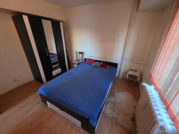 Apartament cu 4 camere semidecomandat în P-ța Gorjului