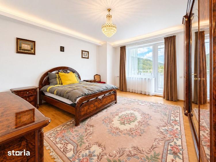 Casă cu 8 camere cu Teren 750 Mp în Central