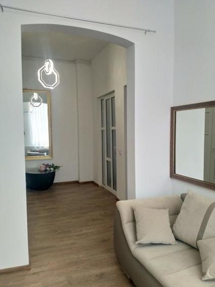 Apartament cu 3 camere semidecomandat, mobilat în Ultracentral