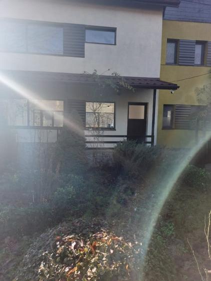 Casă individuală cu 7 camere cu Canalizare în Dăești