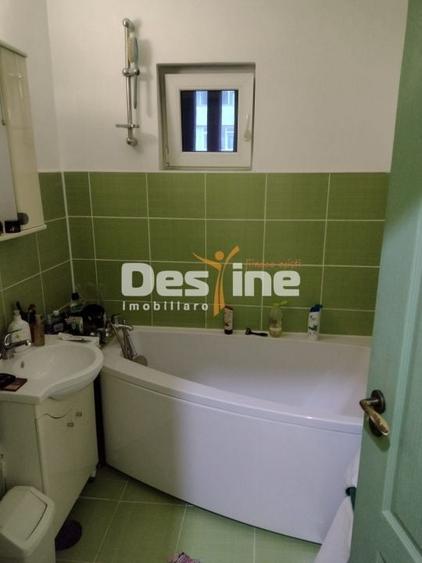 Apartament cu 4 camere decomandat, mobilat în Alexandru cel Bun