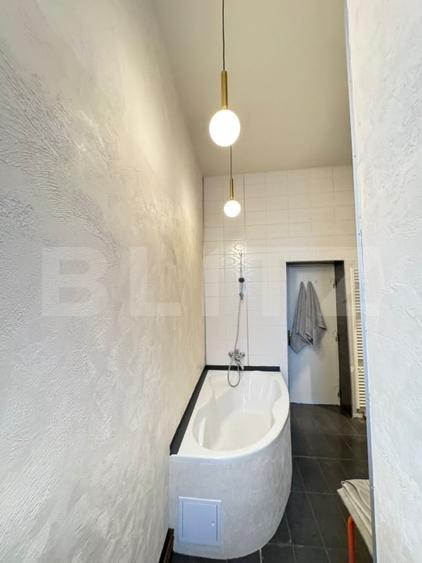 Apartament cu 3 camere semidecomandat, mobilat în Central