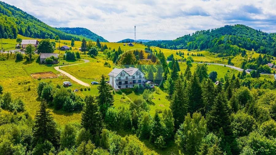 Casă cu 6 camere cu Teren 3000 Mp în Fundata