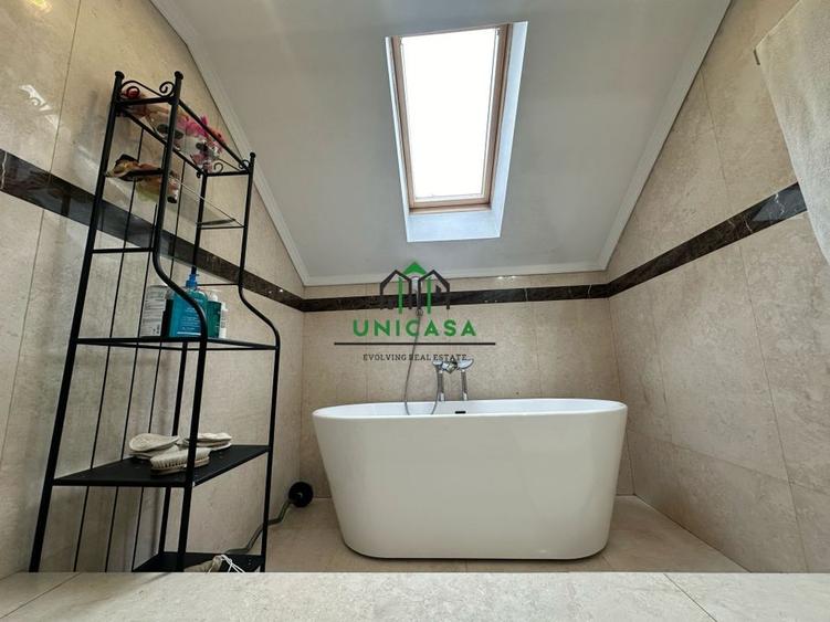 Casă individuală cu 10 camere cu Canalizare în Bujoreni