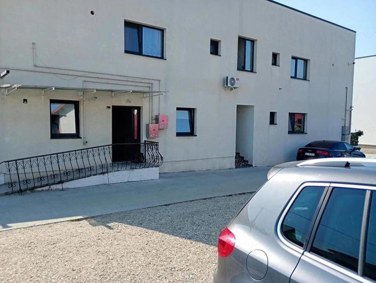 Apartament cu 3 camere decomandat în Aluniș
