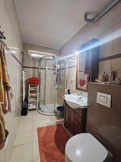 Apartament cu 3 camere semidecomandat, mobilat în Săsar