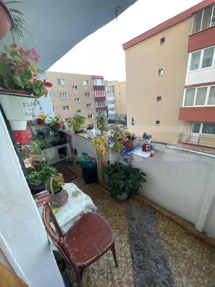 Apartament cu 5 camere decomandat, mobilat în Tractorul
