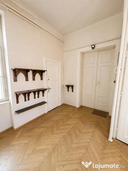 Apartament cu 4 camere semidecomandat în Centrul Istoric