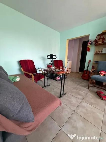 Apartament cu 4 camere semidecomandat în Berceni
