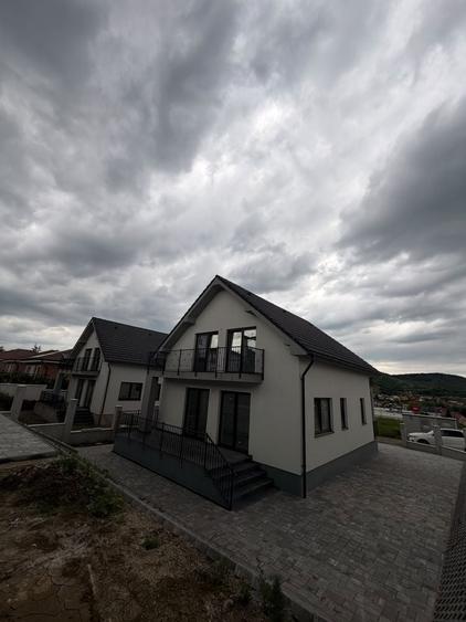 Casă cu 4 camere în Corunca