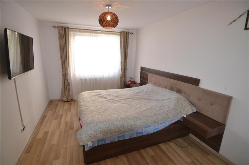 Apartament cu 3 camere decomandat în Tractorul
