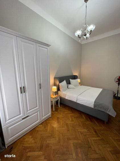 Apartament cu 8 camere decomandat în Exterior Vest