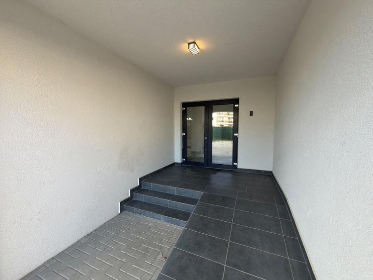 Apartament cu 2 camere, mobilat în Tractorul