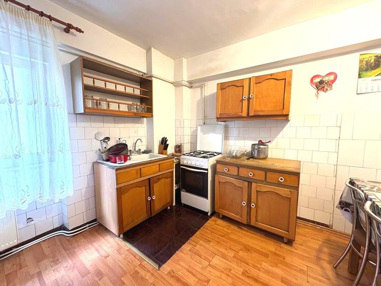Apartament cu 4 camere decomandat în Central