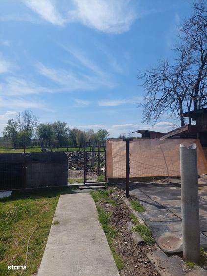 Casă cu 4 camere cu Teren 3500 Mp în Călești