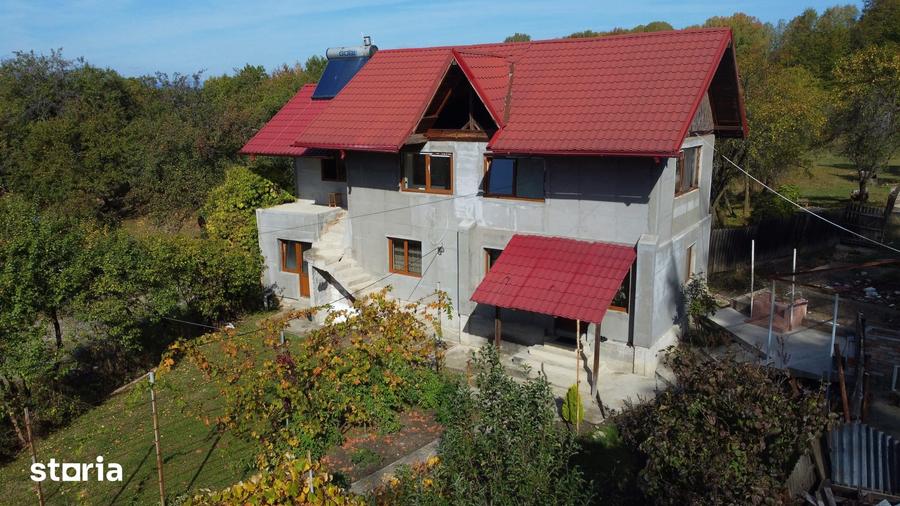 Casă cu 5 camere cu Teren 10706 Mp în Central