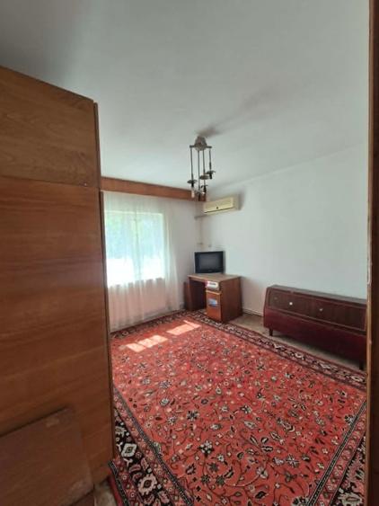 Apartament cu 3 camere decomandat, mobilat în Broșteni