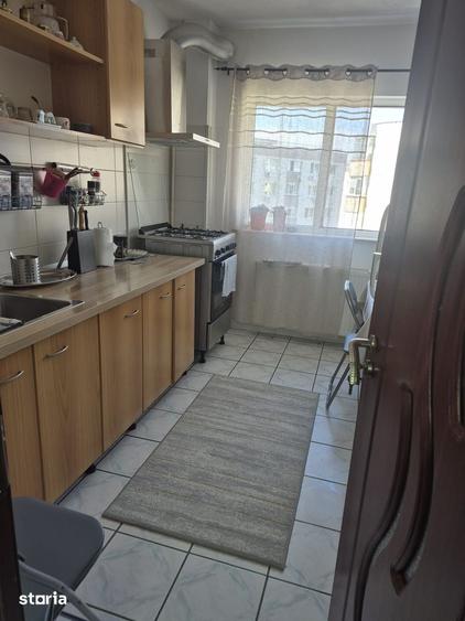 Apartament cu 4 camere semidecomandat în Crângași