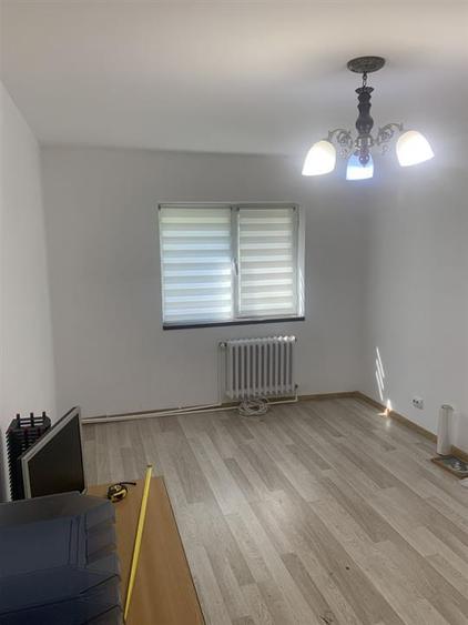 Apartament cu 3 camere semidecomandat în Palat