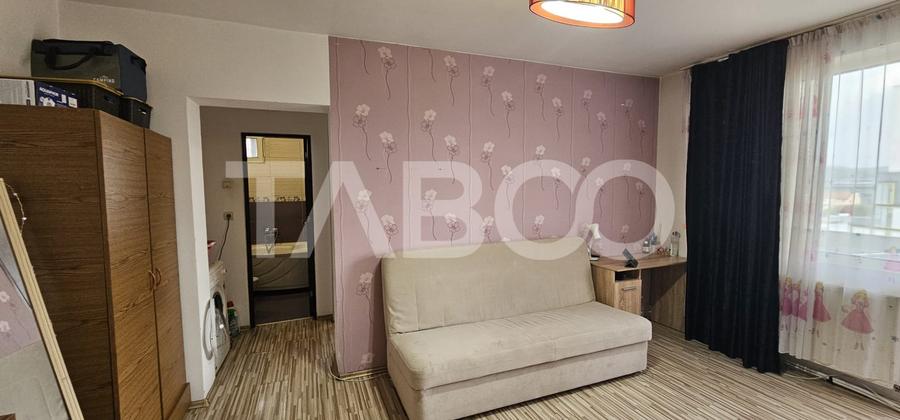 Apartament cu 3 camere semidecomandat, mobilat în Trei Stejari