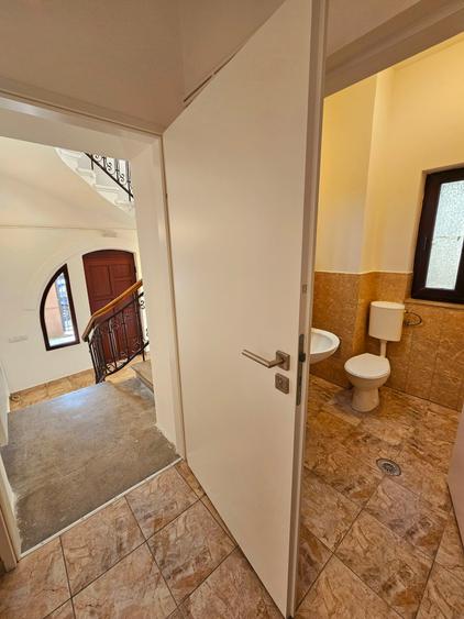 Casă individuală cu 20 camere cu Canalizare în Central