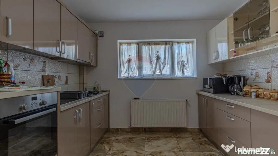 Casă cu 10 camere cu Teren 1074 Mp în Moieciu