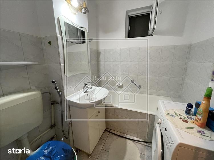 Apartament spatios cu 3 camere, Str. Scoala de Inot
