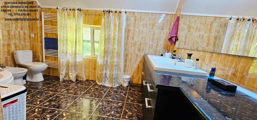 Casă cu 8 camere cu Garaj în Tarcău
