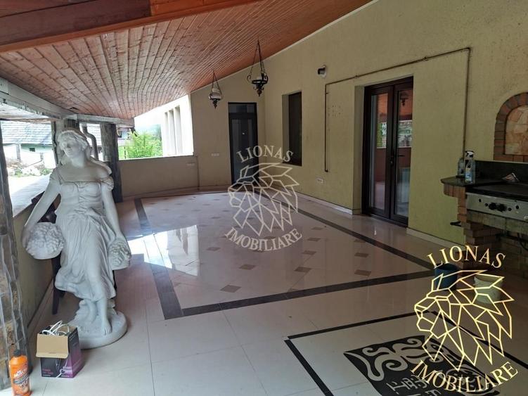 Casă individuală cu 14 camere cu Piscina în Est