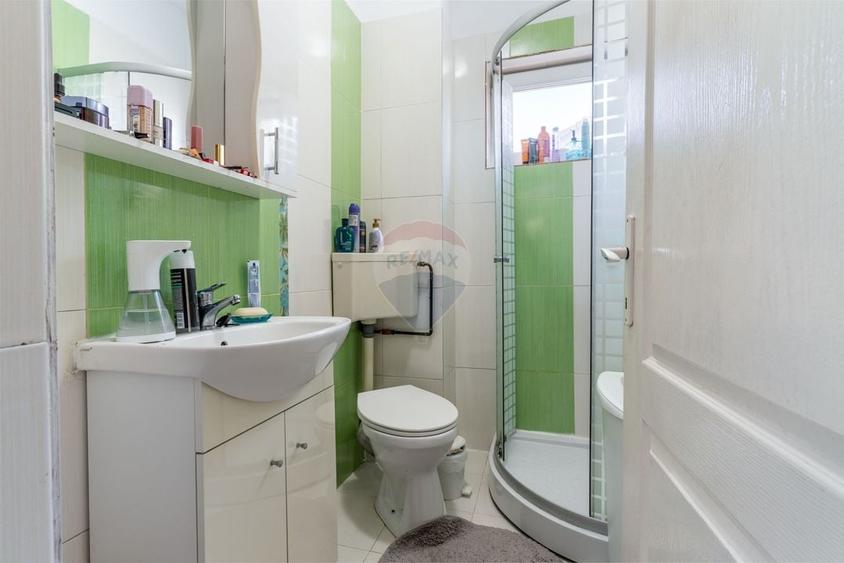 Casă individuală cu 7 camere cu Teren 657 Mp în Central