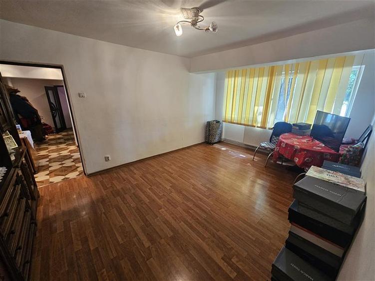 Apartament cu 3 camere semidecomandat, mobilat în Micro II