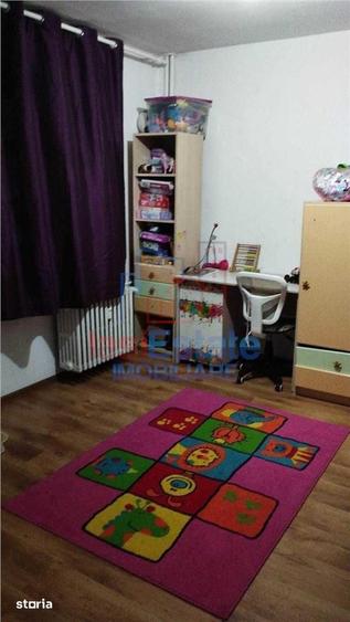 Apartament cu 3 camere semidecomandat în Podu Roș