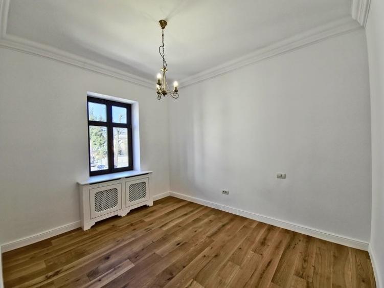 Casă cu 11 camere cu Garaj în Dorobanți