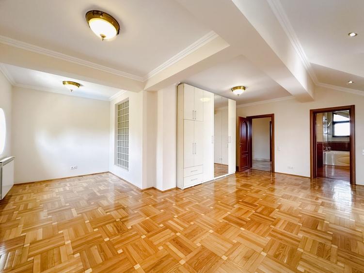 Casă individuală cu 8 camere cu Piscina în Pipera