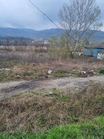 Teren de 5800 mp, în Gura Văii