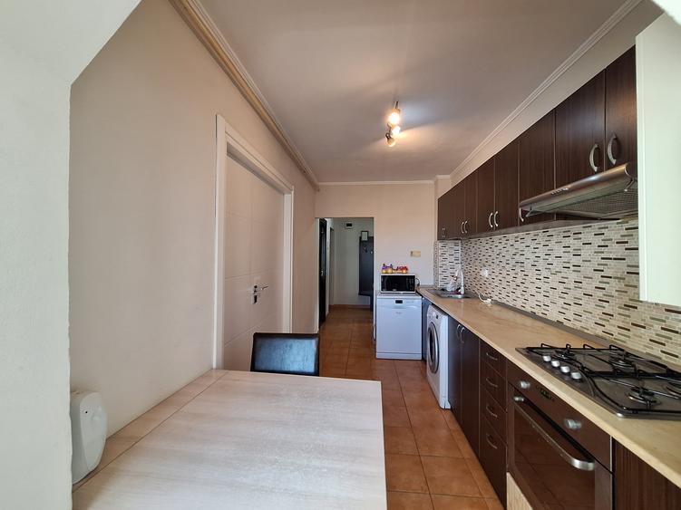 Apartament cu 3 camere decomandat, mobilat în Florești