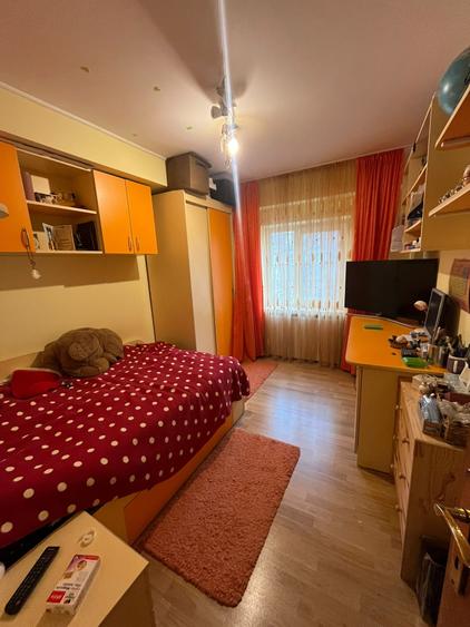 Apartament cu 3 camere decomandat, mobilat în Central