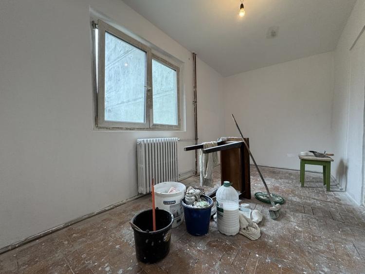 Apartament cu 2 camere nedecomandat în P-ța Doina