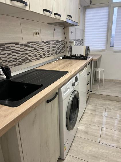 Apartament cu 3 camere semidecomandat în Drumul Taberei
