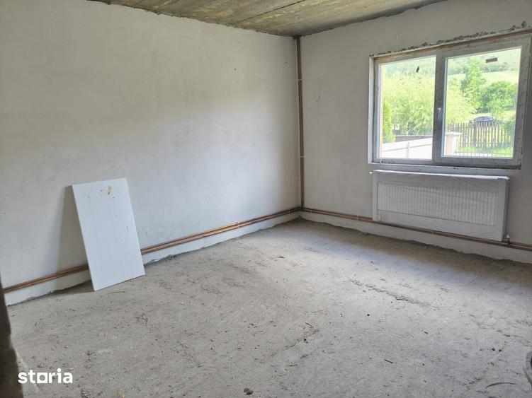 Casă cu 5 camere cu Teren 1100 Mp în Ernei