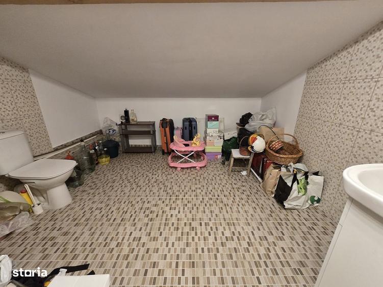 Casă cu 4 camere în Sintești