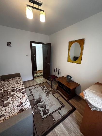 Apartament cu 3 camere semidecomandat în Alexandru cel Bun