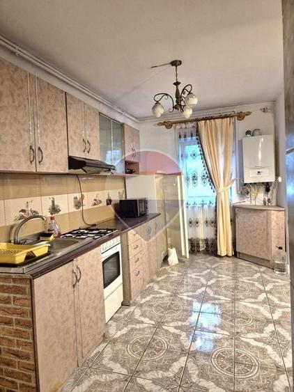 Apartament cu 4 camere decomandat, mobilat în Central