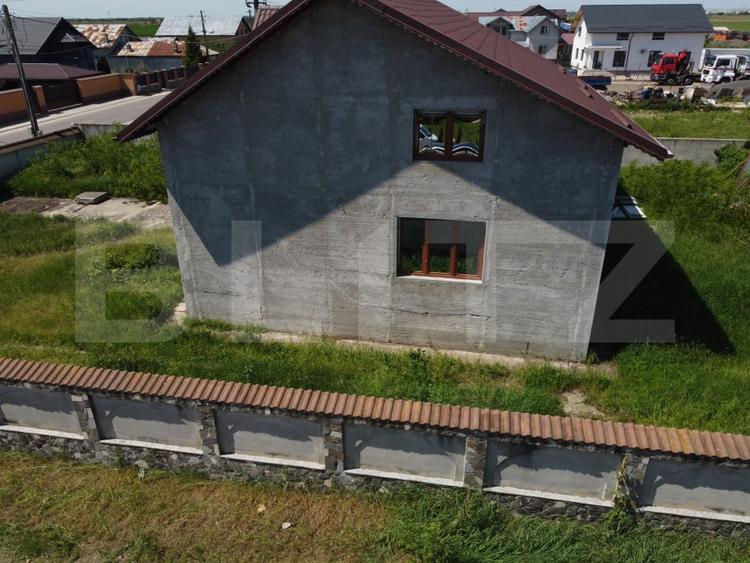 Casă individuală cu 5 camere cu Canalizare în Lazuri
