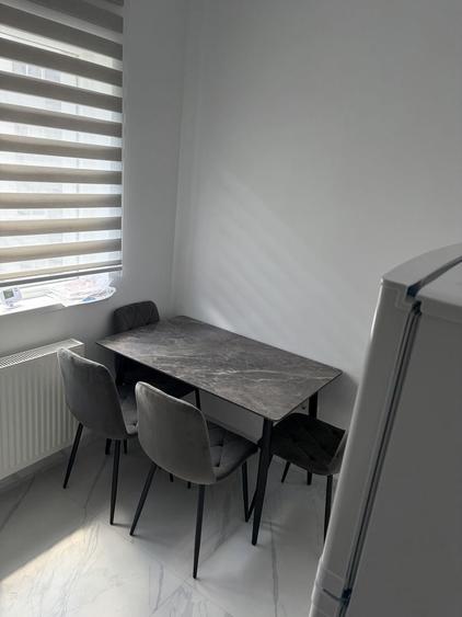 Garsonieră decomandată în Roșu
