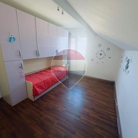 Casă individuală cu 5 camere cu Teren 300 Mp în Central