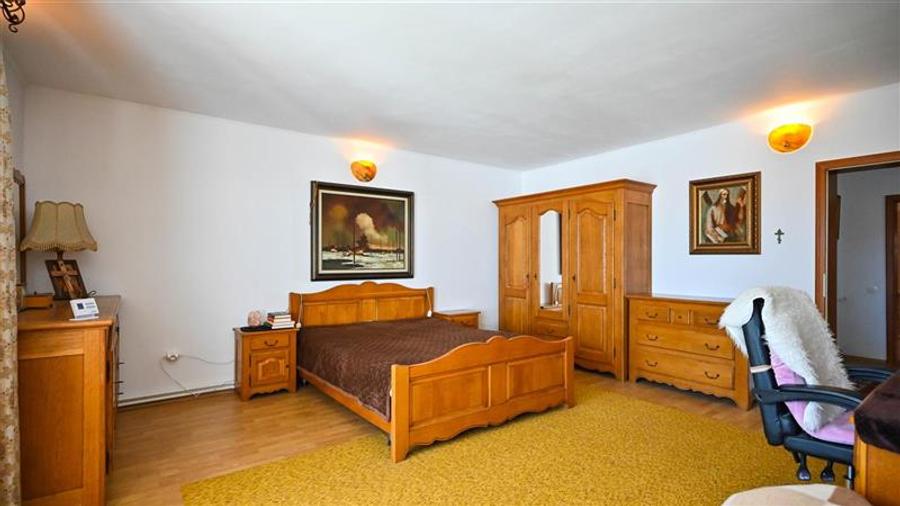 Duplex cu 13 camere cu Canalizare în Central